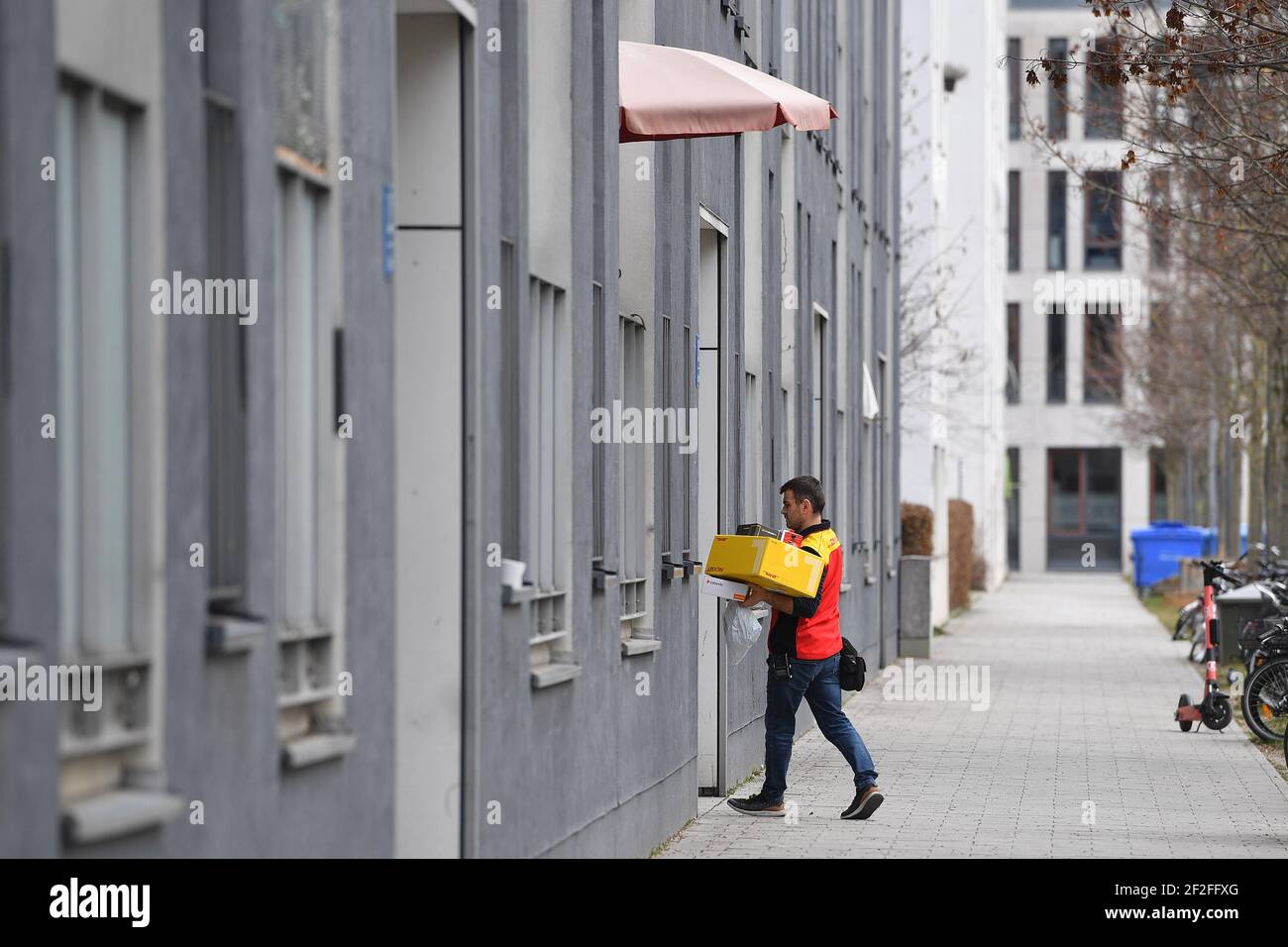 München, Deutschland. März 2021, 11th. DHL Pakethersteller, Paketdienstleister, bei der Arbeit, liefern, Paket, Paket, Paketdienst, liefern, liefern, versenden, Quelle: dpa/Alamy Live News Stockfoto