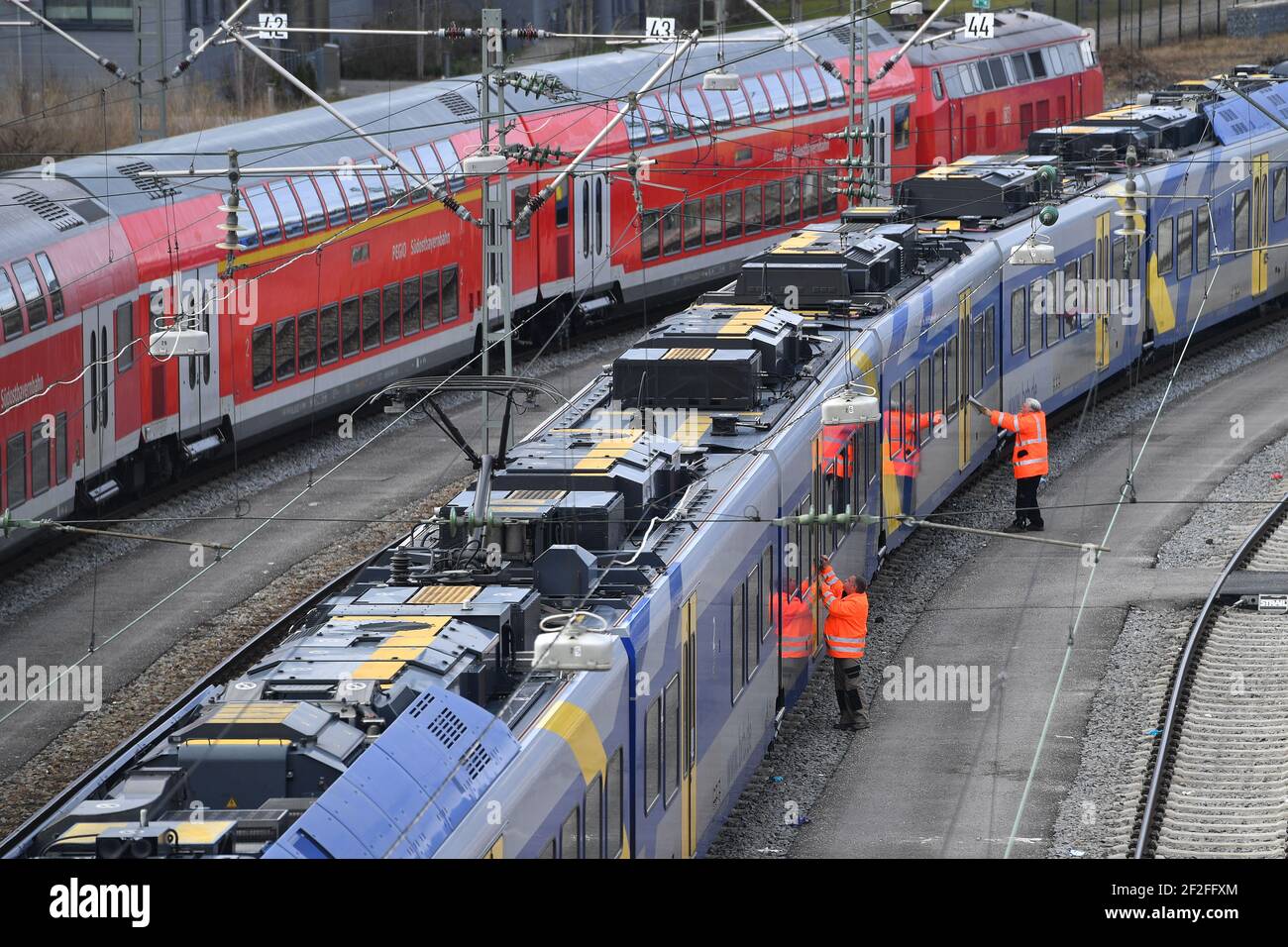 München, Deutschland. März 2021, 11th. Folgen der Coronavirus-Pandemie, geparkte Züge am Münchner Hauptbahnhof, Reinigungspersonal, Wartungspersonal reinigen am 11. März 2021 die Fenster, Fenster und Türen der DB, die Bahn, Stadt München. OEPNV, öffentlicher Verkehr, Fernverkehr, Schienenverkehr. Quelle: dpa/Alamy Live News Stockfoto