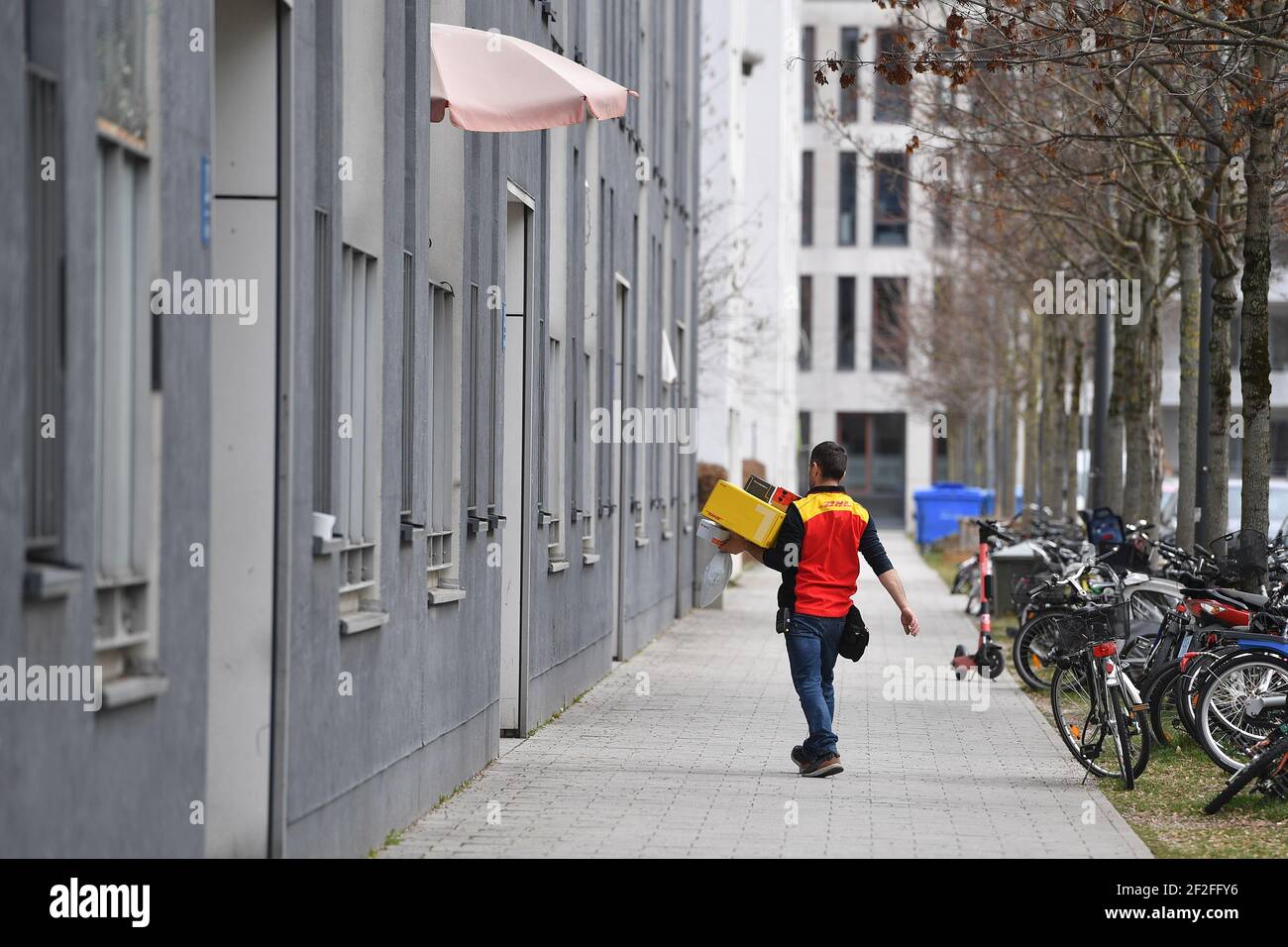 München, Deutschland. März 2021, 11th. DHL Pakethersteller, Paketdienstleister, bei der Arbeit, liefern, Paket, Paket, Paketdienst, liefern, liefern, versenden, Quelle: dpa/Alamy Live News Stockfoto