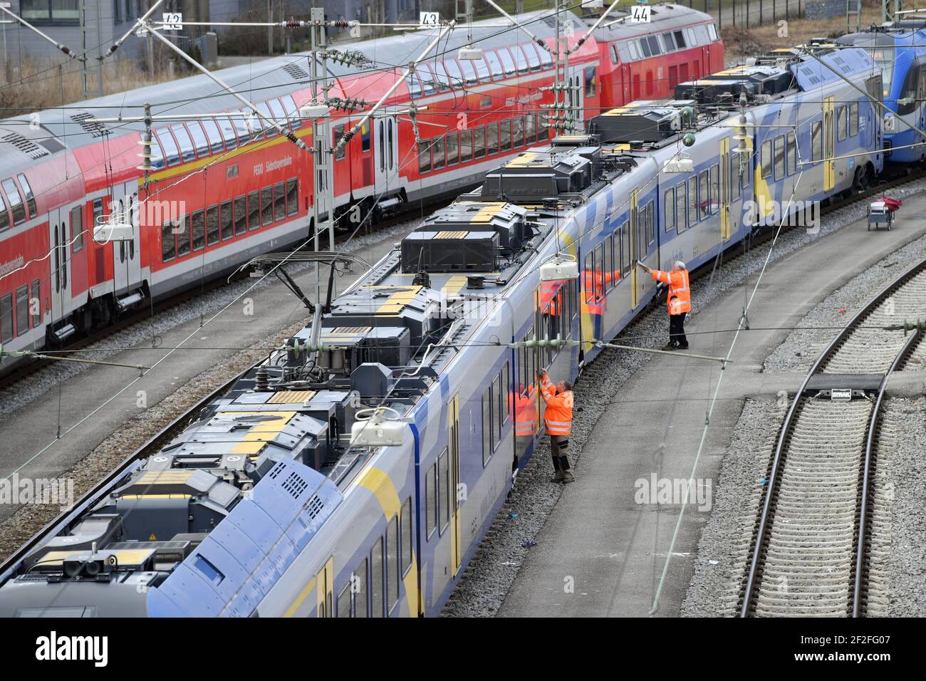 München, Deutschland. März 2021, 11th. Folgen der Coronavirus-Pandemie, geparkte Züge am Münchner Hauptbahnhof, Reinigungspersonal, Wartungspersonal reinigen am 11. März 2021 die Fenster, Fenster und Türen der DB, die Bahn, Stadt München. OEPNV, öffentlicher Verkehr, Fernverkehr, Schienenverkehr. Quelle: dpa/Alamy Live News Stockfoto