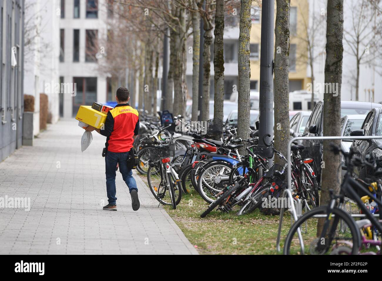 München, Deutschland. März 2021, 11th. DHL Pakethersteller, Paketdienstleister, bei der Arbeit, liefern, Paket, Paket, Paketdienst, liefern, liefern, versenden, Quelle: dpa/Alamy Live News Stockfoto