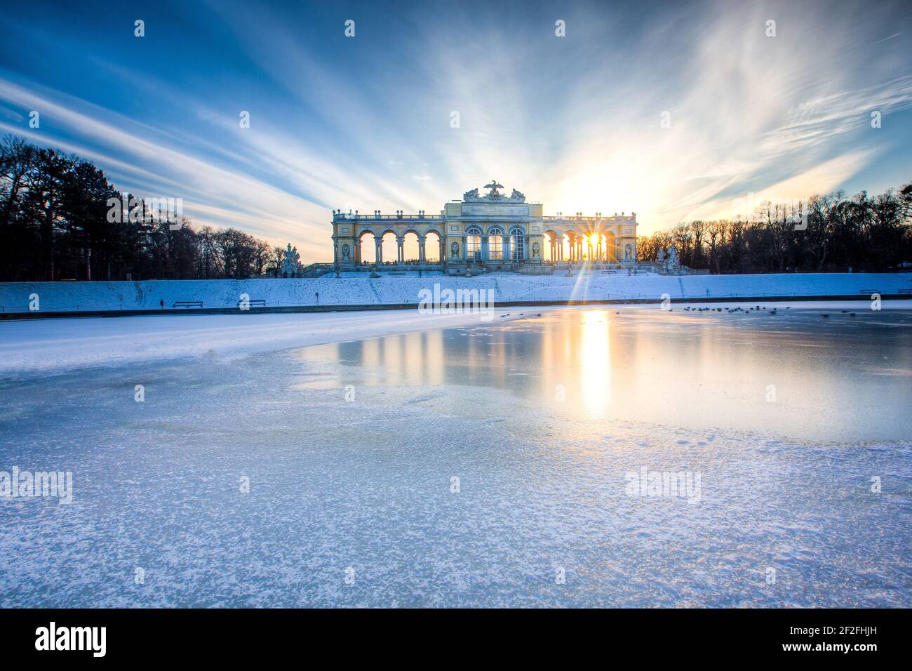 Das berühmte Gloriette-Gebäude im Park des Schlosses Schönbrunn. Wien, Österreich in Europa. Stockfoto