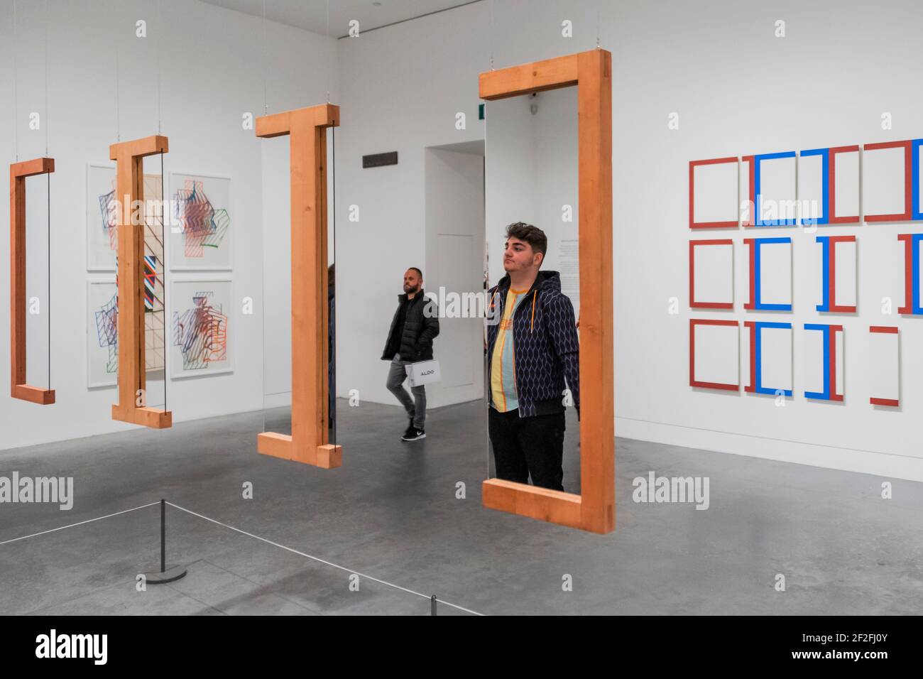 4 von 3, 1976 und 5 von 4 1979 - Dora Maurer Ausstellung in der Tate Modern. Stockfoto