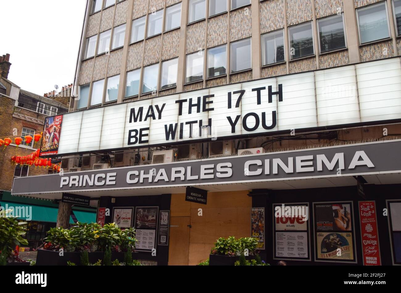 Das Festzelt mit dem Titel „May the 17th Be With You“ im Prince Charles Cinema im Londoner West End während der dritten Coronavirus-Sperre in England. Die Kinos werden voraussichtlich am 17th. Mai wiedereröffnet. Stockfoto