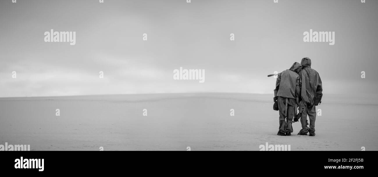 Die Apokalypse, das Banner. Zwei Männer in Schutzanzügen und Gasmasken. Stockfoto