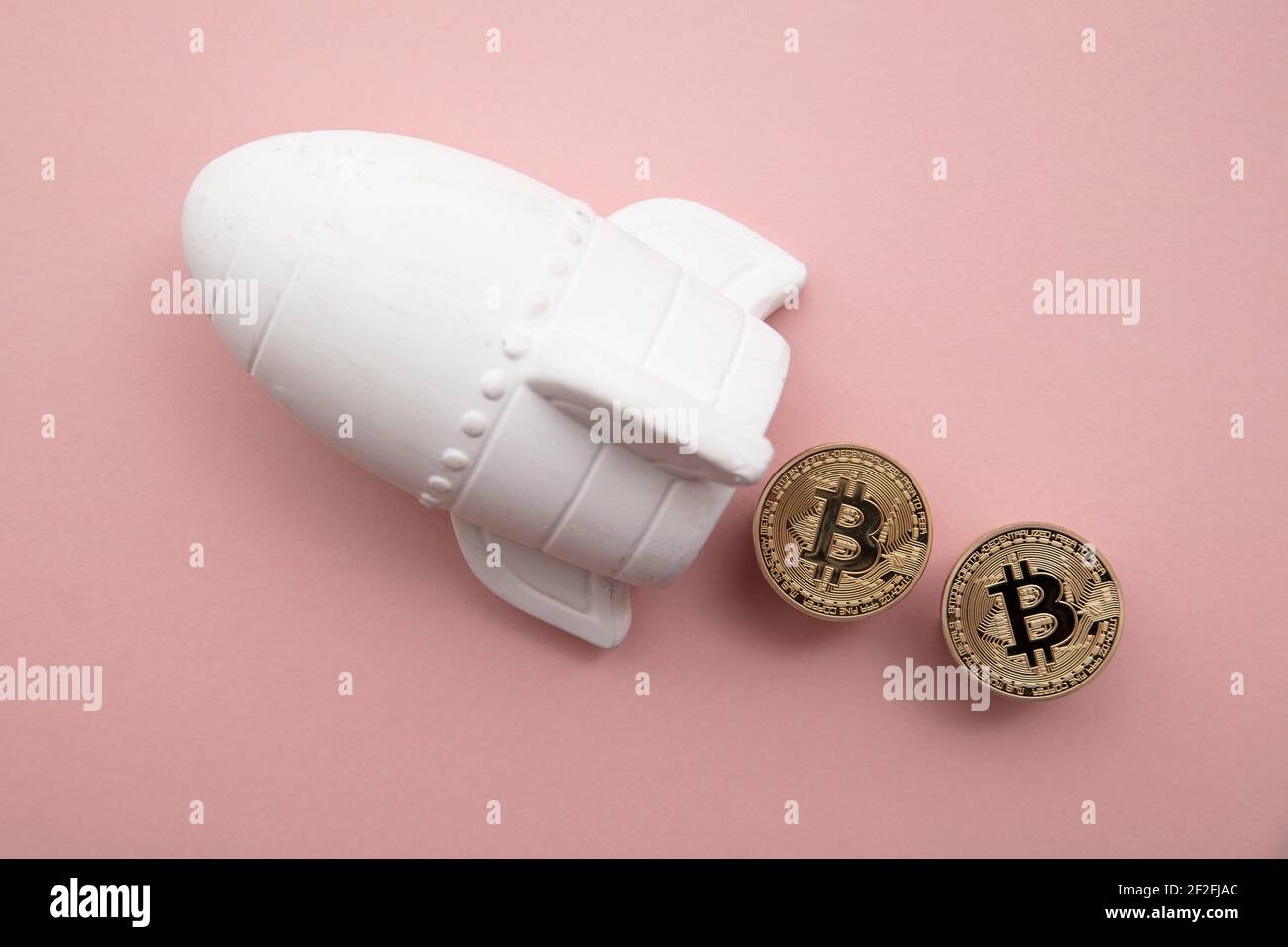 Weltraumrakete mit Bitcoin Kryptowährung. Finanzielle Investitionen zu erhöhen Stockfoto