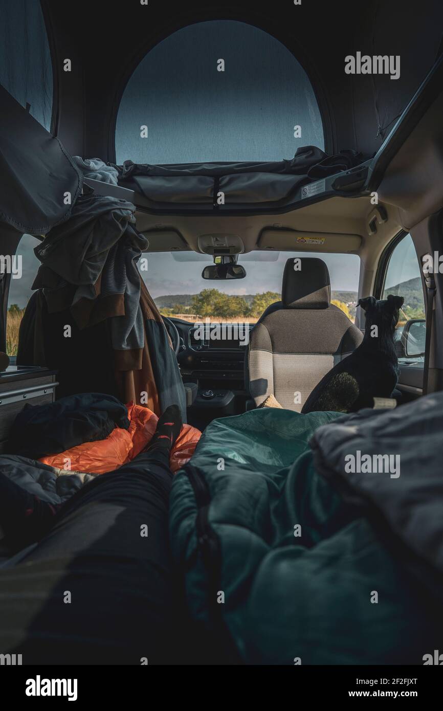 Camping Roadtrip - Sommerurlaub mit Hund - Reisen mit Der Camper in Europa Stockfoto