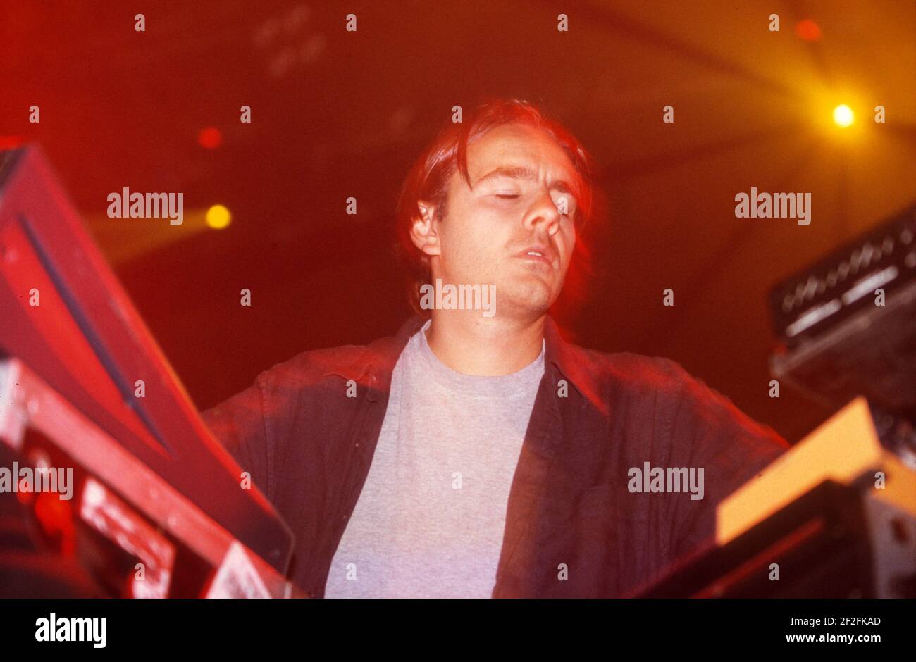 Der französische DJ Laurent Garnier tritt am 5. April 2001 im Astoria London auf. Stockfoto