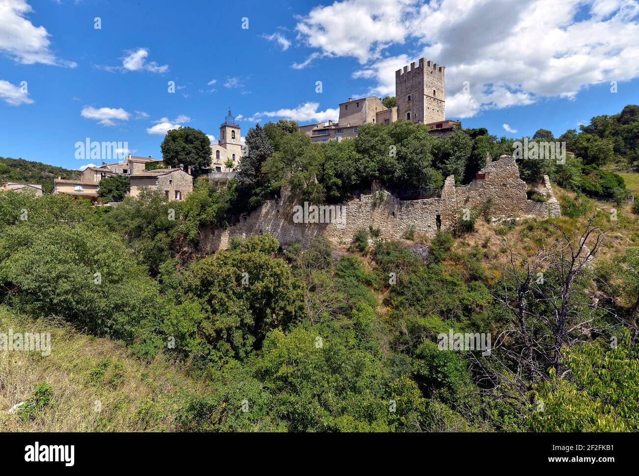 Schloss und Kirche von Esparron-de-Verdon, einer Gemeinde im Département Alpes-de-Haute-Provence im Südosten Frankreichs. Stockfoto