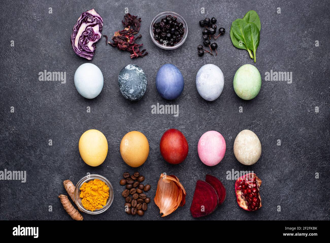 Farbe Ostereier mit Bio-Farbstoff bemalt Stockfoto