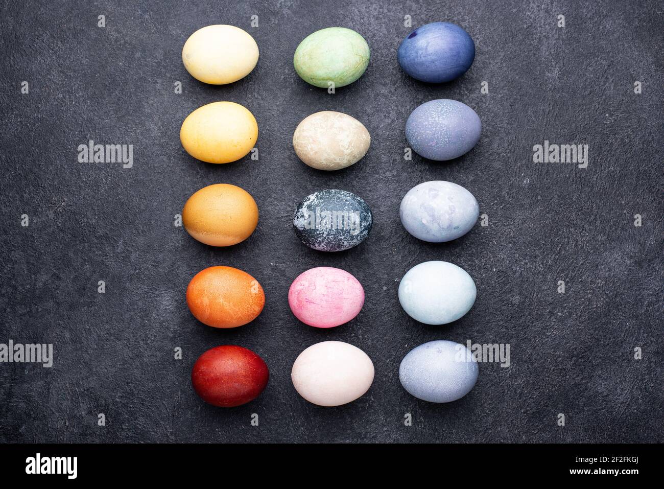 Farbe Ostereier mit Bio-Farbstoff bemalt Stockfoto