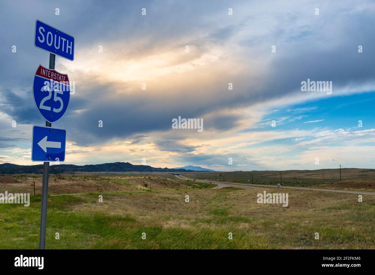 Ein Autobahnschild der Interstate 25, mit Bergen im Hintergrund, im Bundesstaat Colorado, USA Stockfoto