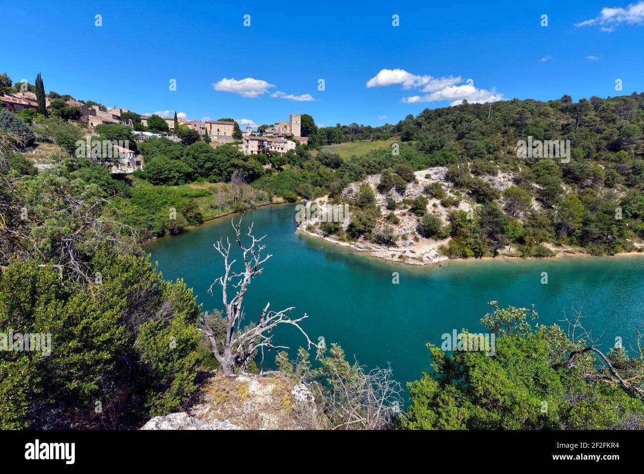 Fluss Verdon und Dorf Esparron-de-Verdon, eine Gemeinde im Département Alpes-de-Haute-Provence im Südosten Frankreichs. Stockfoto