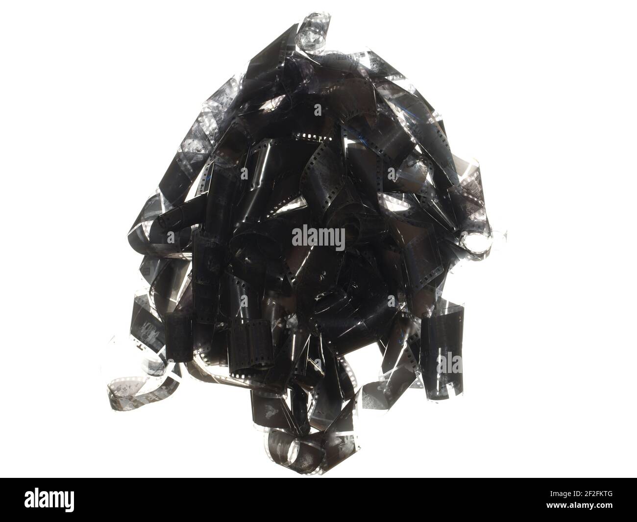 Gewirr von monochromem Negativfilm, isoliert auf weißem Hintergrund. Stockfoto