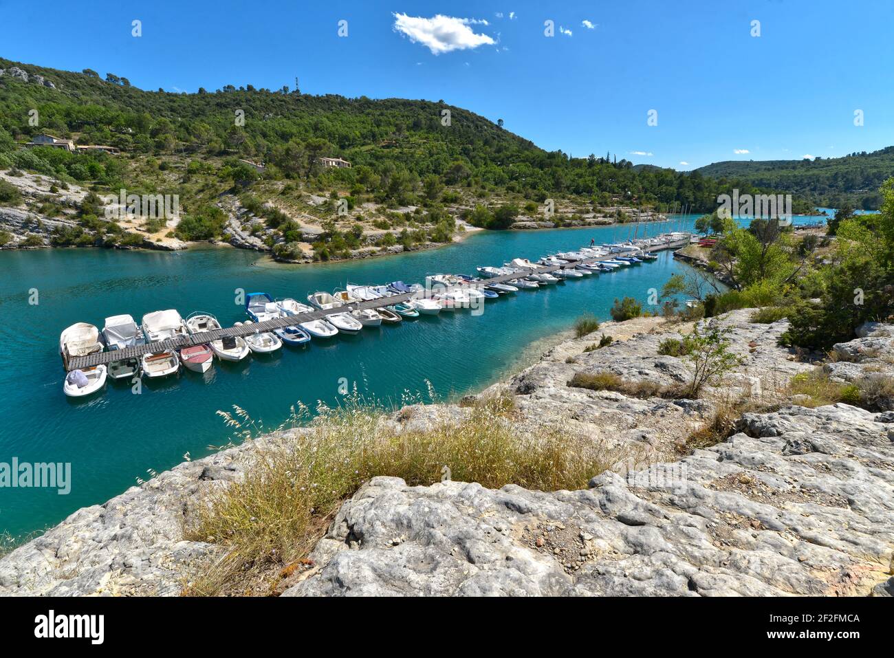 Hafen im See von Esparron-de-Verdon, einer Gemeinde im Département Alpes-de-Haute-Provence im Südosten Frankreichs. Stockfoto