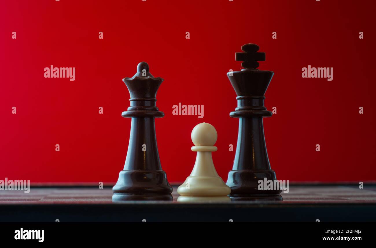 Kleine Spielfigur auf Schachbrett gegen größere Gegner Konzept der Widrigkeit, Diszimination, Gleichheit. Stockfoto