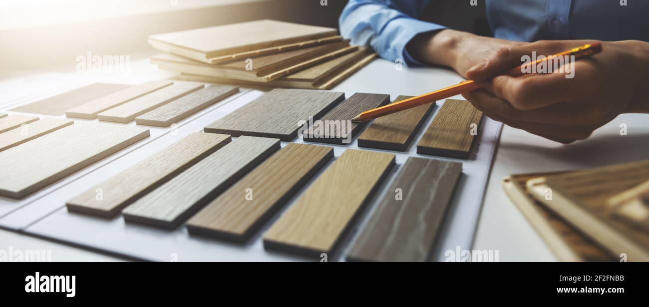 Holzstruktur Möbel Material Proben für die Innenarchitektur. Designer arbeiten im Büro. Banner Stockfoto