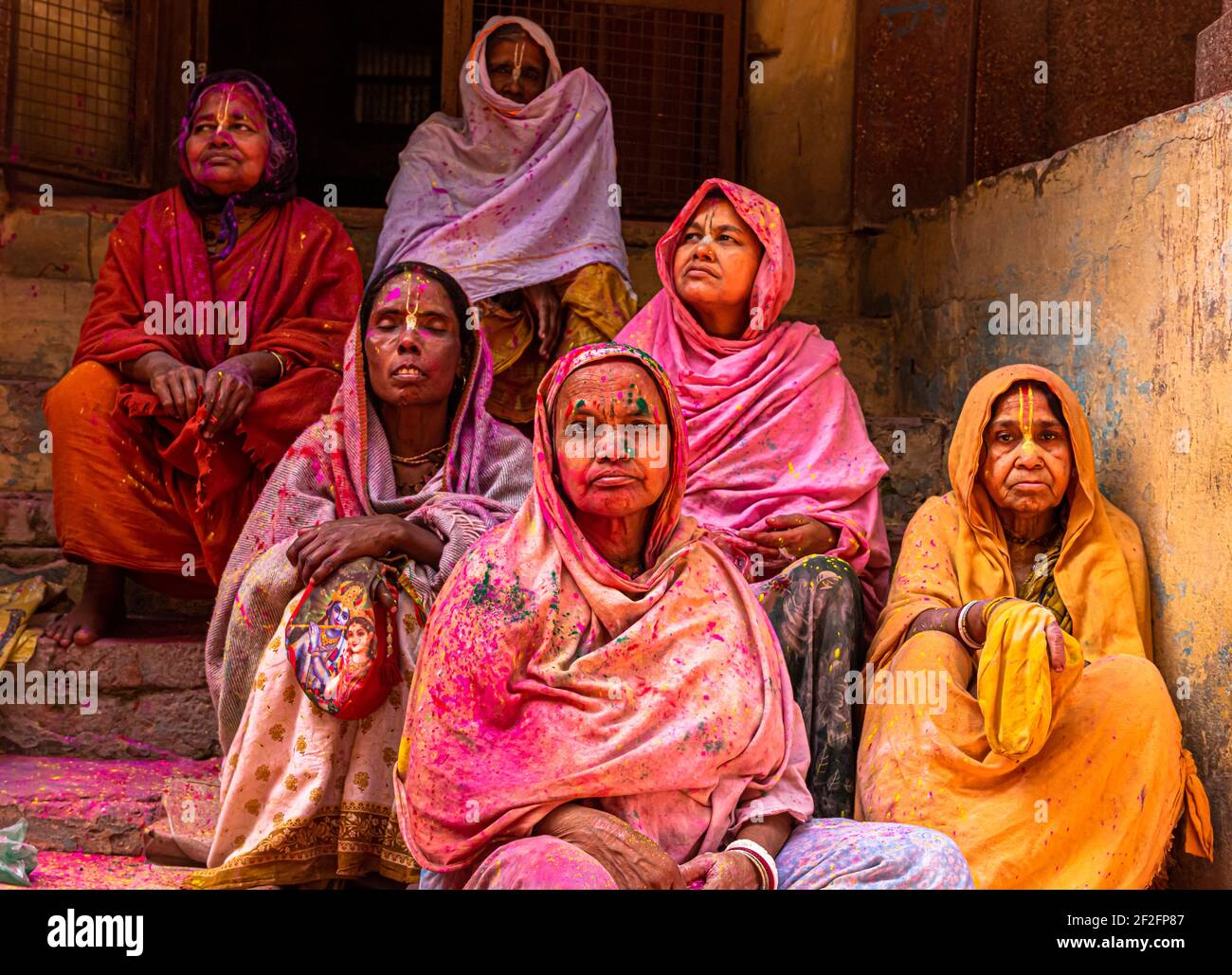 Portrait einer Gruppe von Mönchen auf dem barsana auf holi Festival, mit selektivem Fokus auf Thema und zusätzlichen Lärm und Körner. Stockfoto