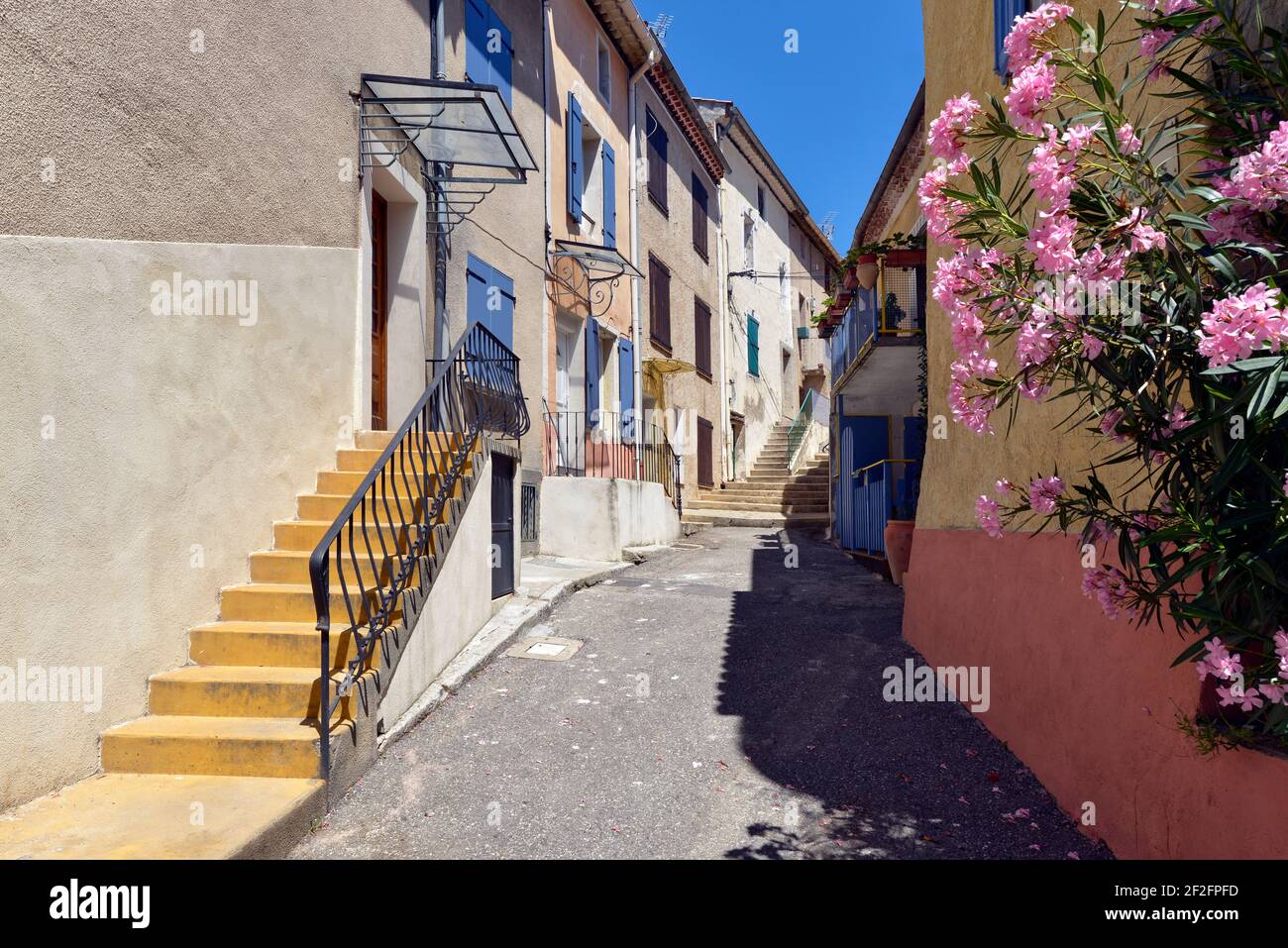 Typische Straße in Greoux-les-Bains, einer Gemeinde im Département Alpes-de-Haute-Provence im Südosten Frankreichs Stockfoto