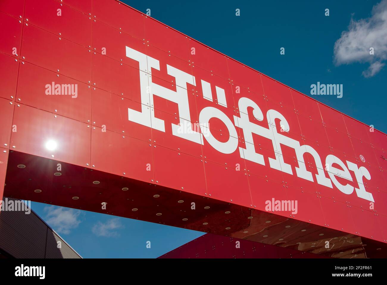 Magdeburg, Deutschland. März 2021, 05th. Das Höffner-Logo ist am Eingang des gleichnamigen Möbelhauses zu sehen. Quelle: Stephan Schulz/dpa-Zentralbild/ZB/dpa/Alamy Live News Stockfoto