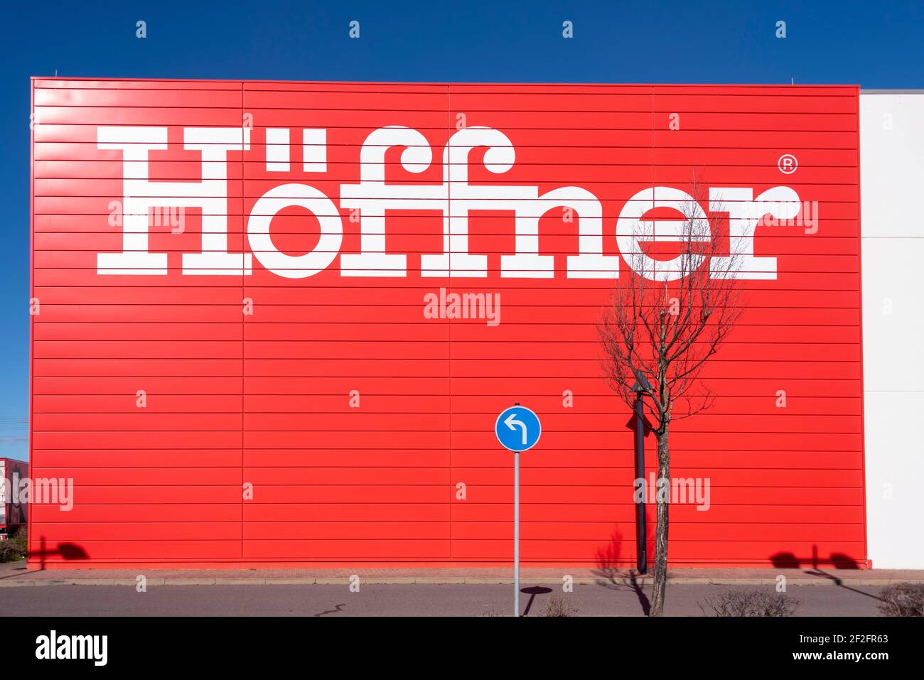 Magdeburg, Deutschland. März 2021, 05th. Das Höffner-Logo ist auf der façade des gleichnamigen Möbelhauses zu sehen. Quelle: Stephan Schulz/dpa-Zentralbild/ZB/dpa/Alamy Live News Stockfoto