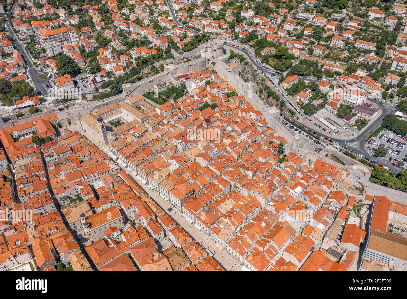 Luftdrohne Aufnahme von Dubrovnik Altstadt Stadtmauer in Kroatien Sommer Stockfoto