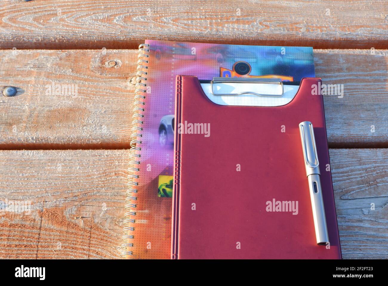 Schreibpapier für Füllfederhalter und Notizbuch für A4 Spirale auf Holz Schreibtisch im Freien Stockfoto