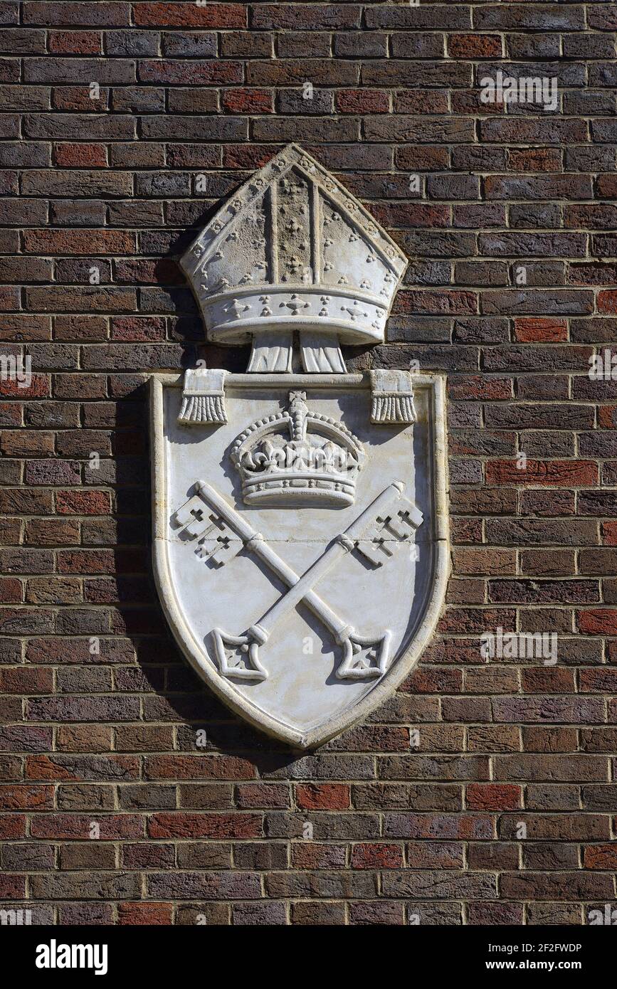 London, England, Großbritannien. Church House, Westminster. Wappen des Erzbischofs von York an der Mauer in der Great Smith Street Stockfoto