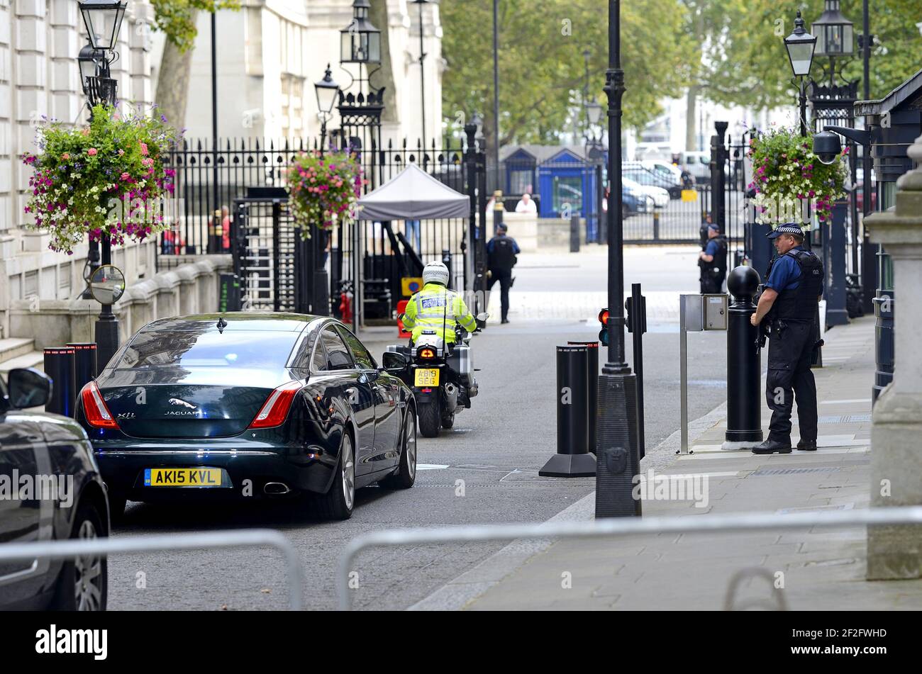 London, England, Großbritannien. Britischer Premierminister (Boris Johnson) verlässt Downing Street mit Metropolitan Police Special Escort Group Motorrädern Stockfoto