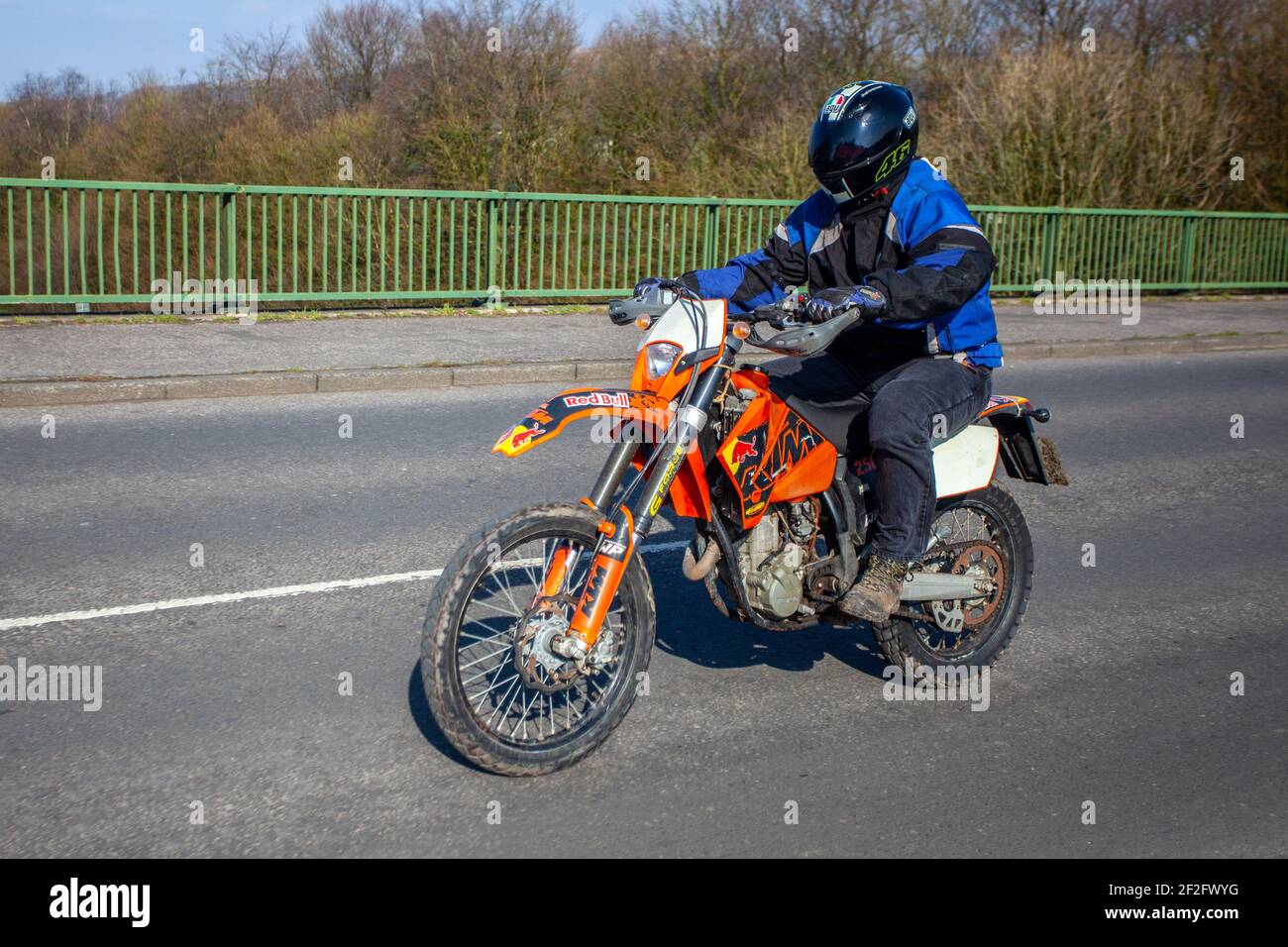 2008 orange KTM 250 Exc-F Motorrad Fahrer 249cc Benzin Enduro Scrambler Fahrrad; zwei Rädern Transport, Motorräder, Fahrzeug, Straßen, Motorräder, Motorrad-Fahrer motoring in Chorley, Großbritannien Stockfoto