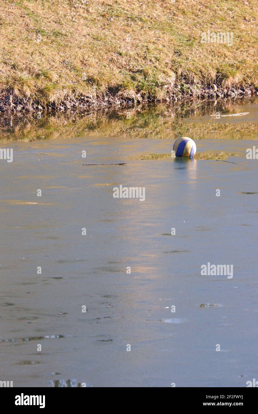 Ball Floating auf Frozen River im Park Stockfoto
