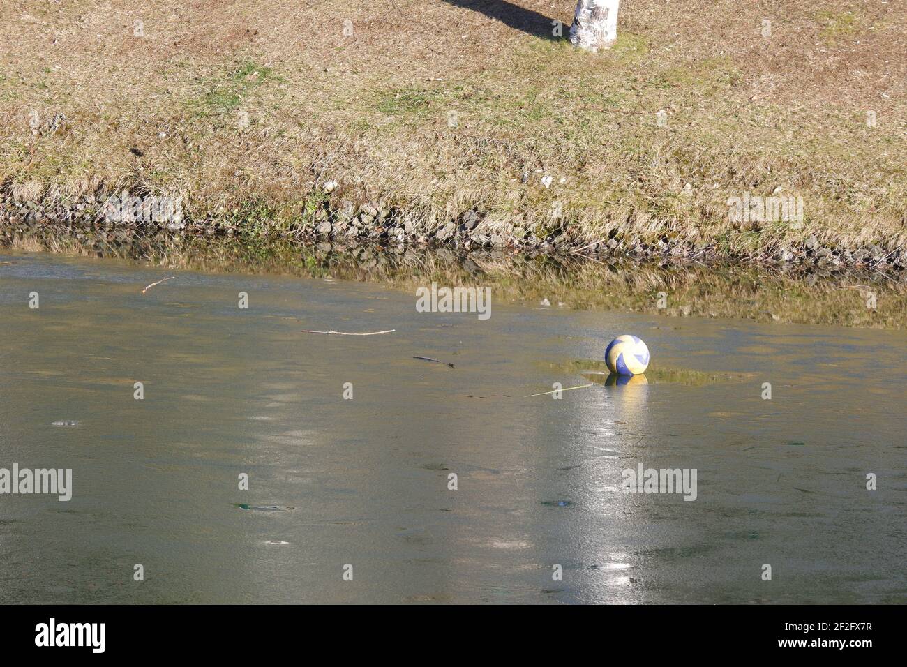 Ball Floating auf Frozen River im Park Stockfoto