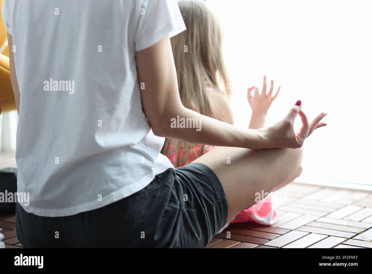 Yoga liebendes Mädchen wird schließlich von einem Mann gef