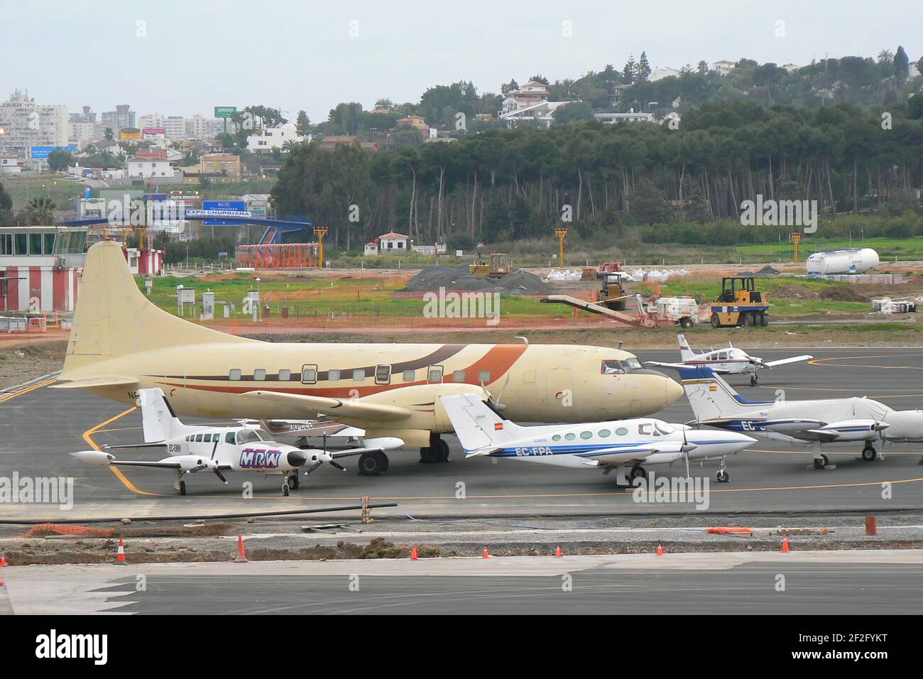 Convair 440 (N8042W) und andere Kleinflugzeuge am Flughafen Málaga, Andalusien, Spanien. Stockfoto