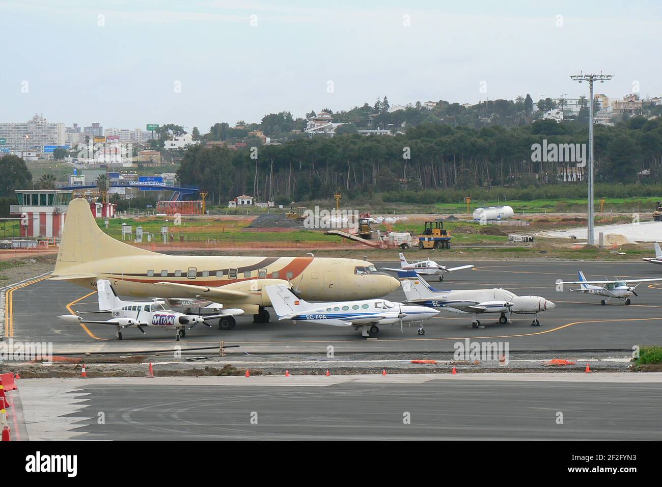 Convair 440 (N8042W) und andere Kleinflugzeuge am Flughafen Málaga, Andalusien, Spanien. Stockfoto