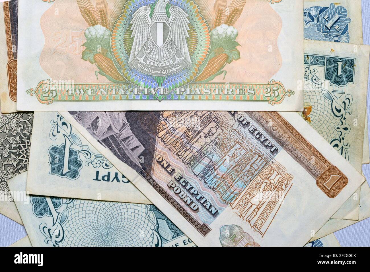 Alte ägyptische Geldsammlung, Alte verschiedene ägyptische Banknoten, Sammlung von alten Papier ägyptischen Banknoten. Berühmte alte Banknoten. Stockfoto