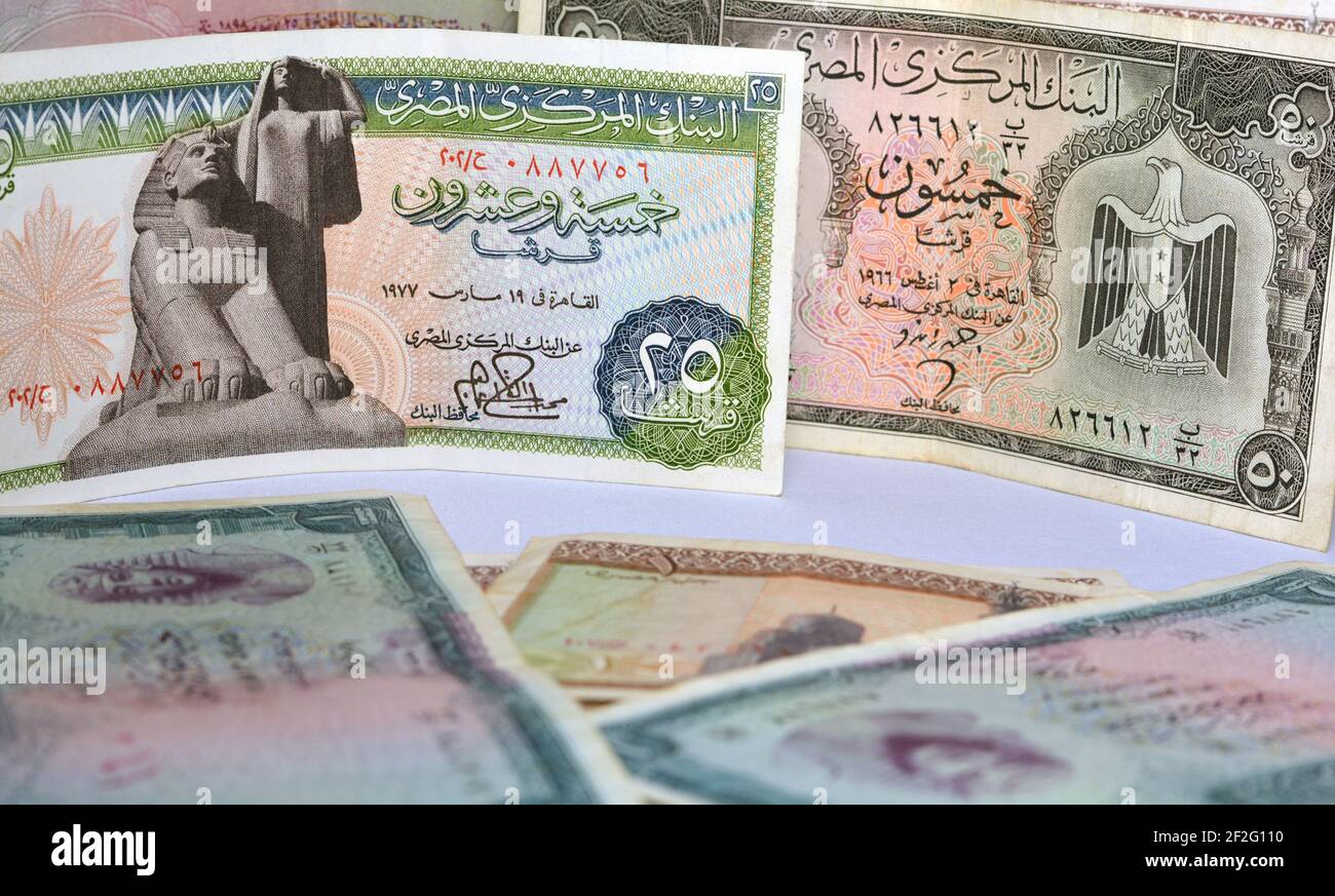 Alte ägyptische Geldsammlung, Alte verschiedene ägyptische Banknoten, Sammlung von alten Papier ägyptischen Banknoten. Berühmte alte Banknoten. Stockfoto