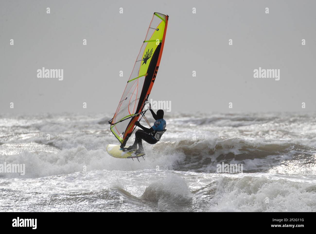 Ein Windsurfer surft im rauen Meer vor dem West Wittering Strand in West Sussex. Bilddatum: Freitag, 12. März 2021. Stockfoto