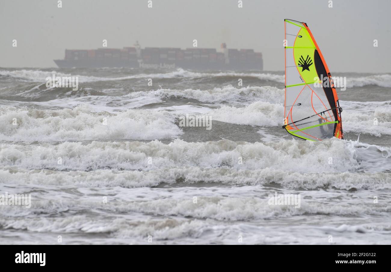 Ein Windsurfer surft im rauen Meer vor dem West Wittering Strand in West Sussex. Bilddatum: Freitag, 12. März 2021. Stockfoto