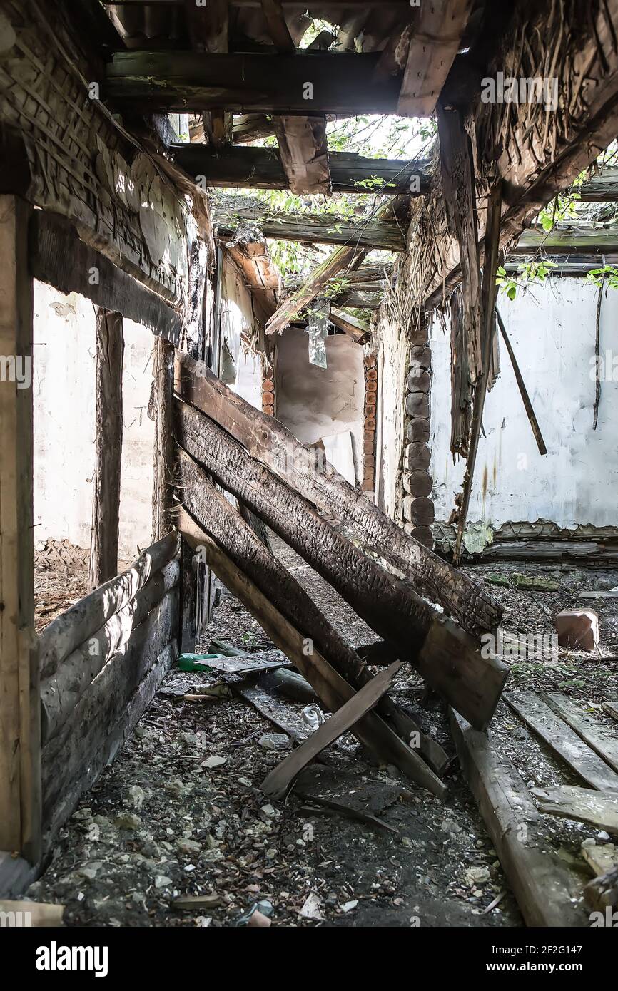 Das Innere eines alten zerstörten Holzhauses Stockfoto