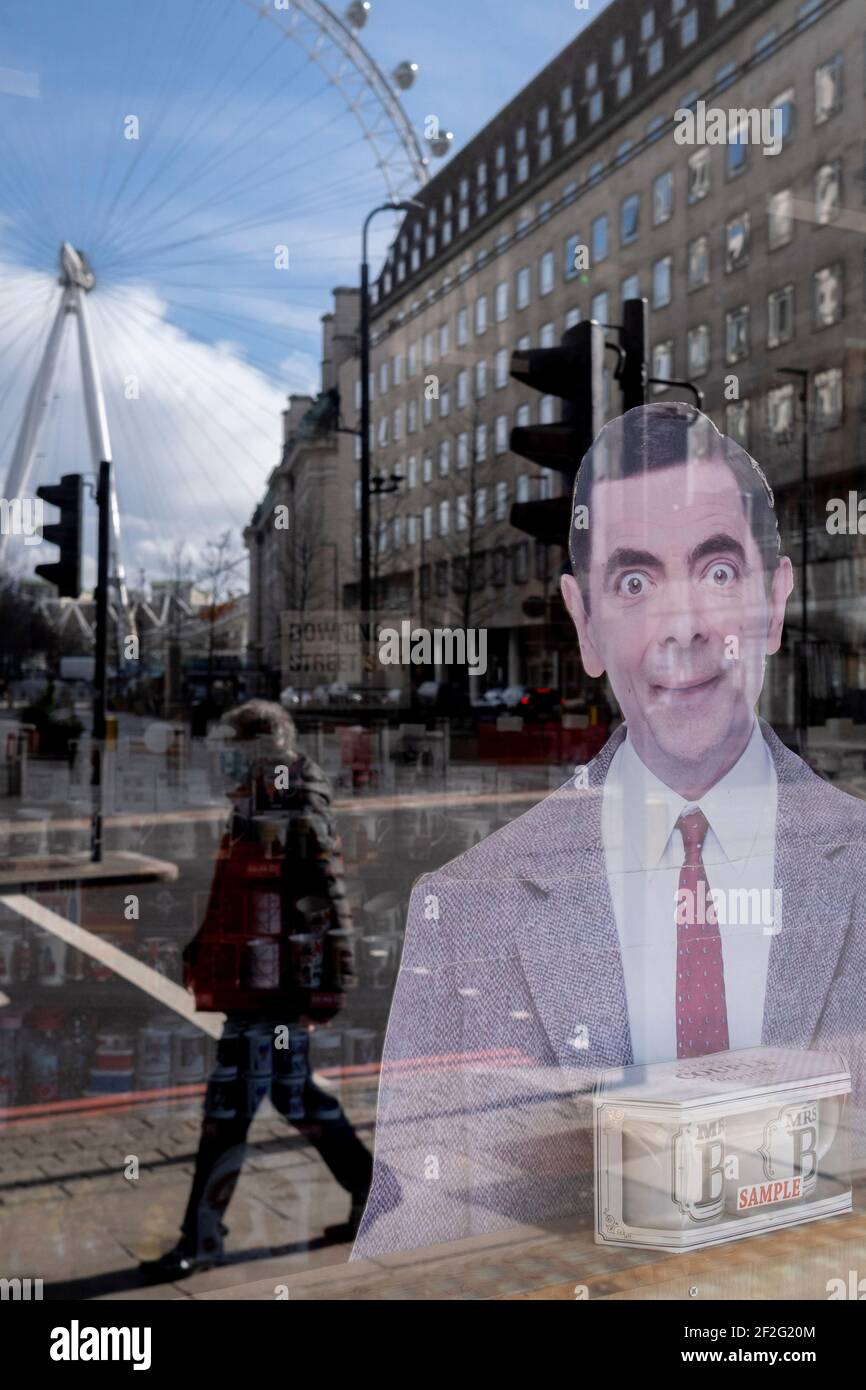 Die Figur, die als Mr. Bean bekannt ist, einer der erfolgreichsten TV-Comedy-Exporte Großbritanniens, blickt aus dem Fenster eines touristischen Schmuckhändlers in Waterloo, wo sich das London Eye noch während der dritten Sperre der Coronavirus-Pandemie am 11th. März 2021 in London, England, dreht. Stockfoto
