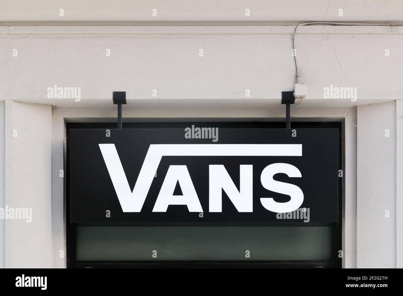 Lyon, Frankreich - 26. Mai 2017: Vans-Logo an der Wand. Vans ist ein amerikanischer Schuhhersteller mit Sitz in Cypress, Kalifornien, im Besitz der VF Corporation Stockfoto