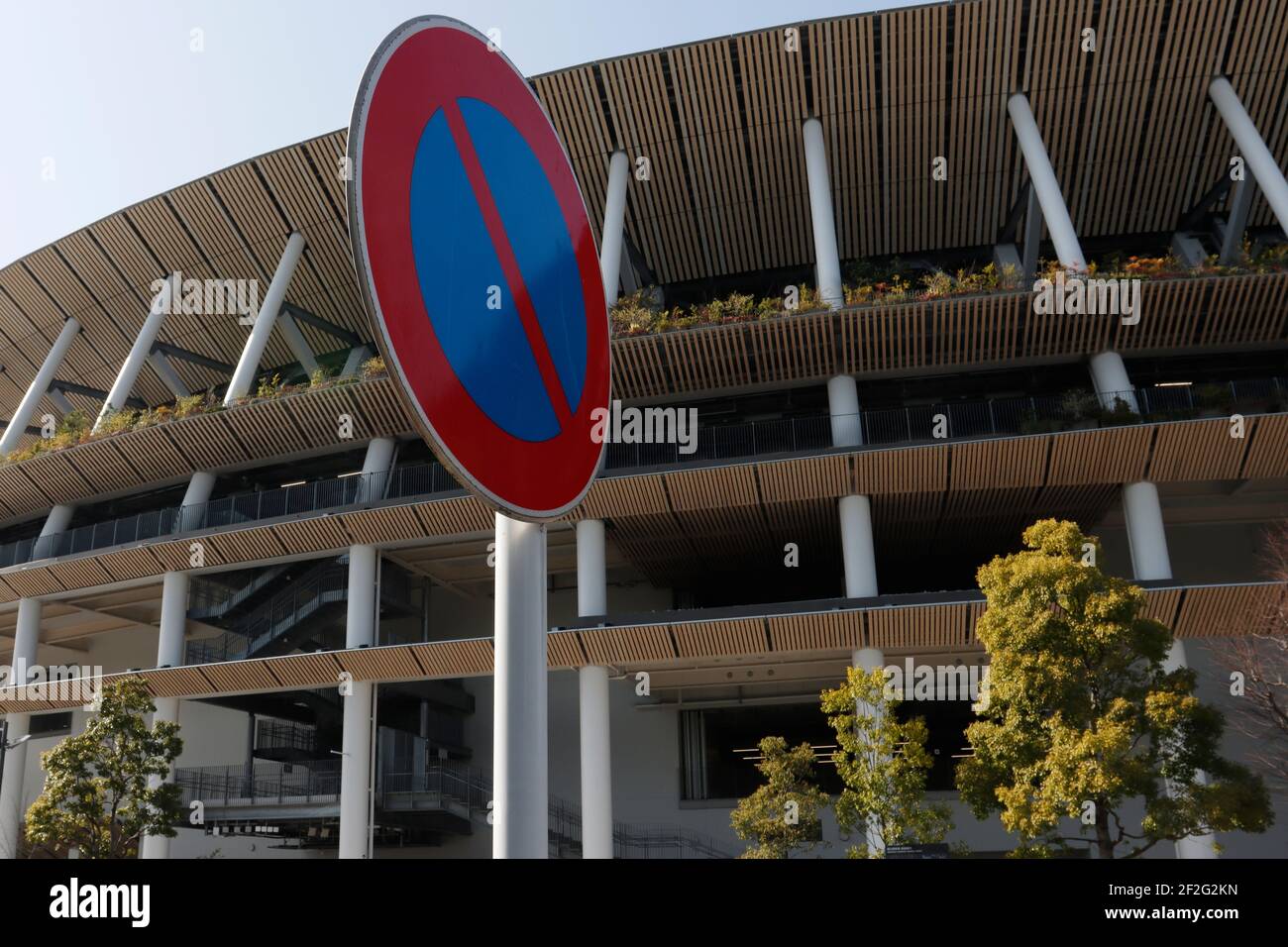 Tokio, Japan. März 2021, 12th. Ein Stoppschild vor den Olympischen Spielen 2020 in Tokio auf dem Bürgersteig vor dem Nationalstadion, dem Hauptstadion der Olympischen Spiele und Paralympics 2020 in Tokio, inmitten der covid-19 Pandemie. Kredit: SOPA Images Limited/Alamy Live Nachrichten Stockfoto