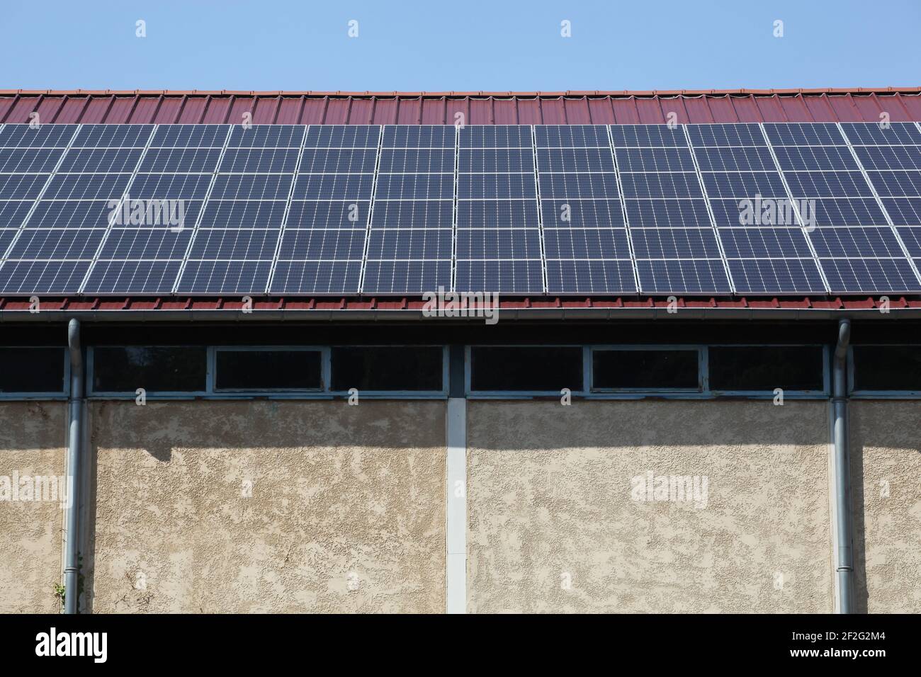 Sonnenkollektoren auf dem Dach eines Gebäudes Stockfoto