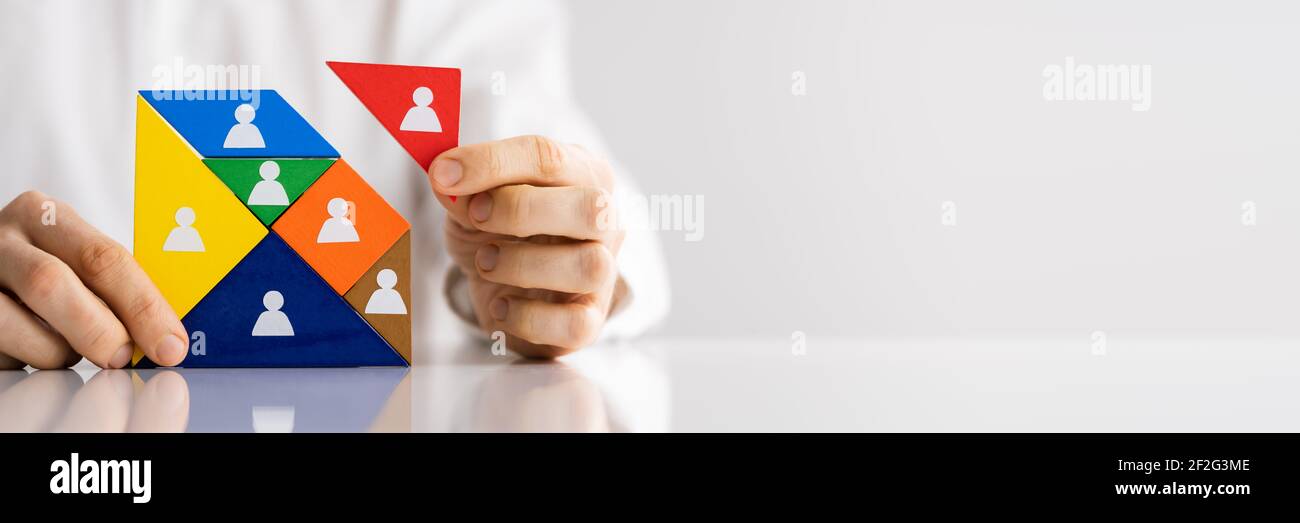 HR Recruitment Hand machen Tangram Puzzle. Talentmanagement Stockfoto