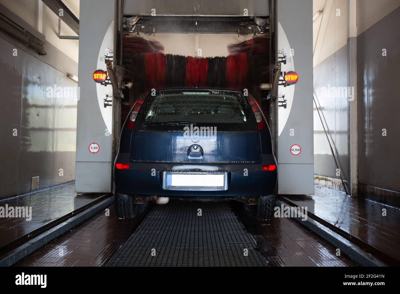 Auto Waschanlage In Der Nähe Jetzt Geöffnet Automatische selbstreinigung -Fotos und -Bildmaterial in hoher