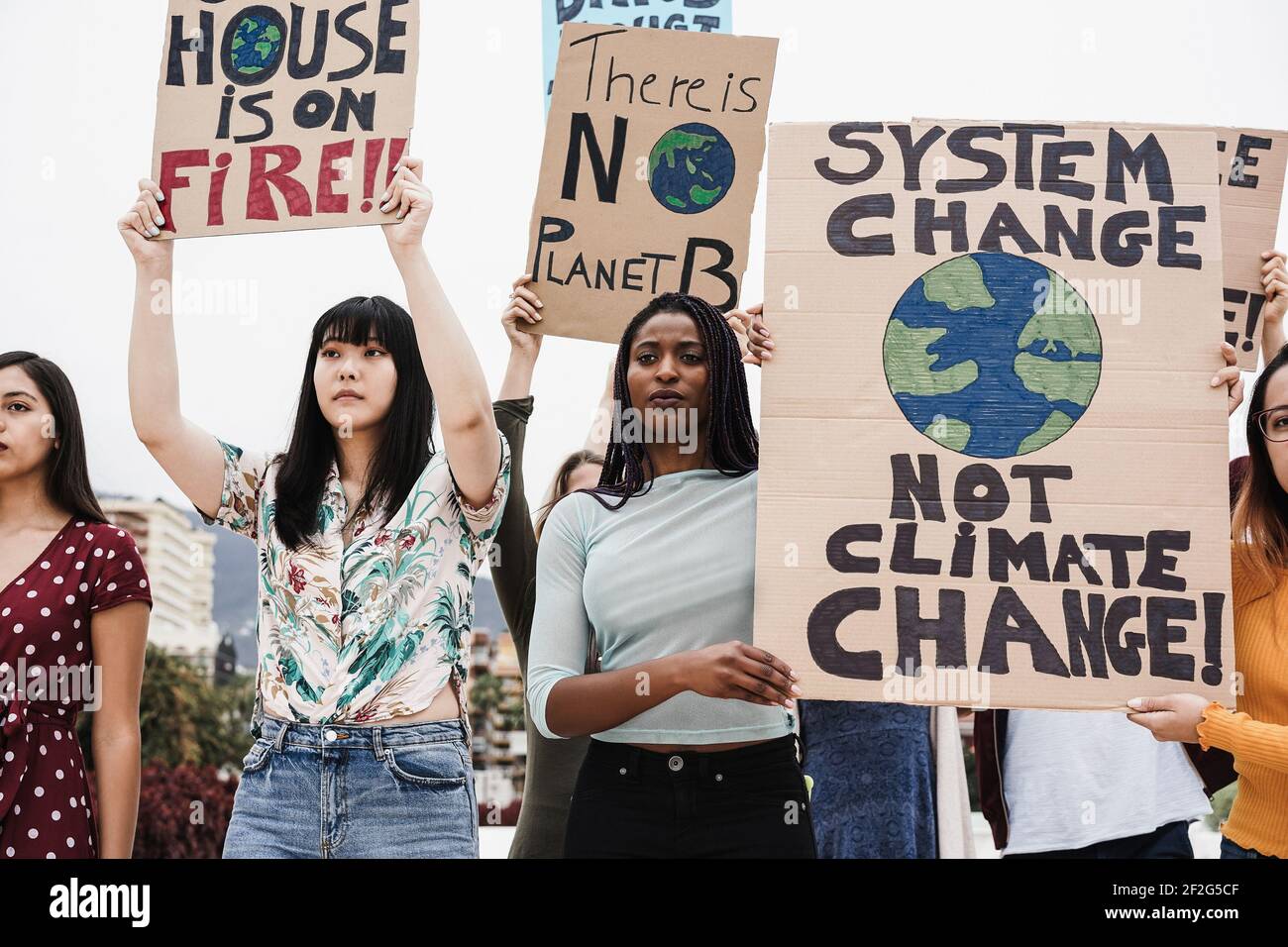 Junge Gruppe von Demonstranten auf der Straße aus verschiedenen Kultur und Race Fight for Climate Change - Focus on african Woman Stockfoto