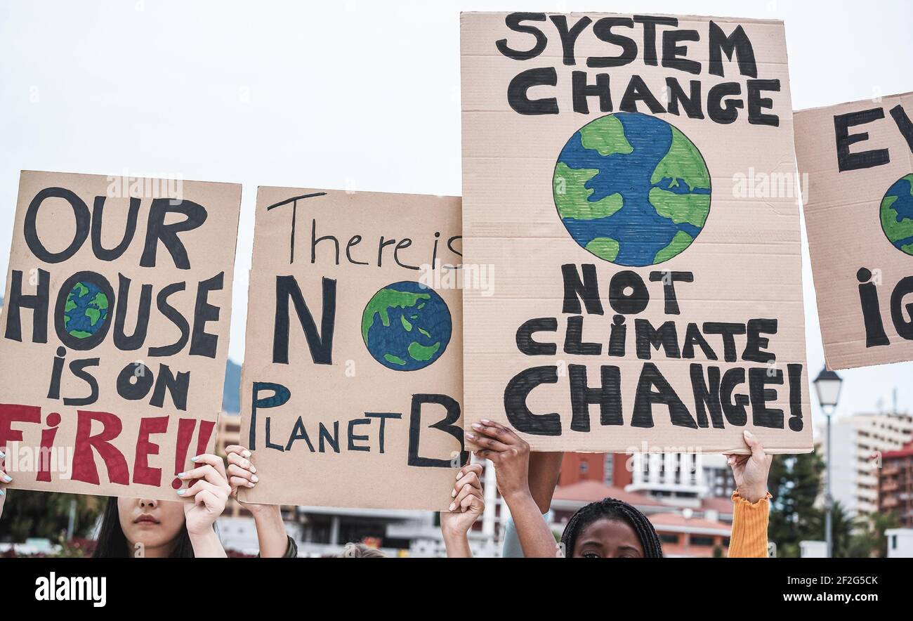 Junge Gruppe von Demonstranten auf der Straße aus verschiedenen Kultur und Race Fight for Climate Change - Fokus auf Banner Stockfoto