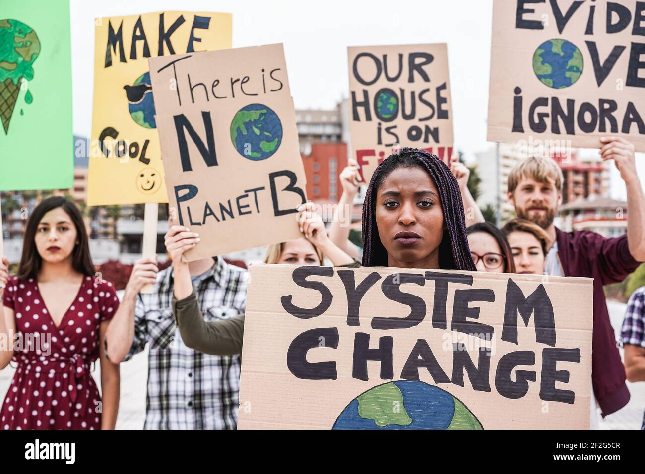 Gruppe von Demonstranten auf der Straße aus verschiedenen Kulturen und Rennen Kampf für den Klimawandel - Fokus auf afrikanische Frau Stockfoto