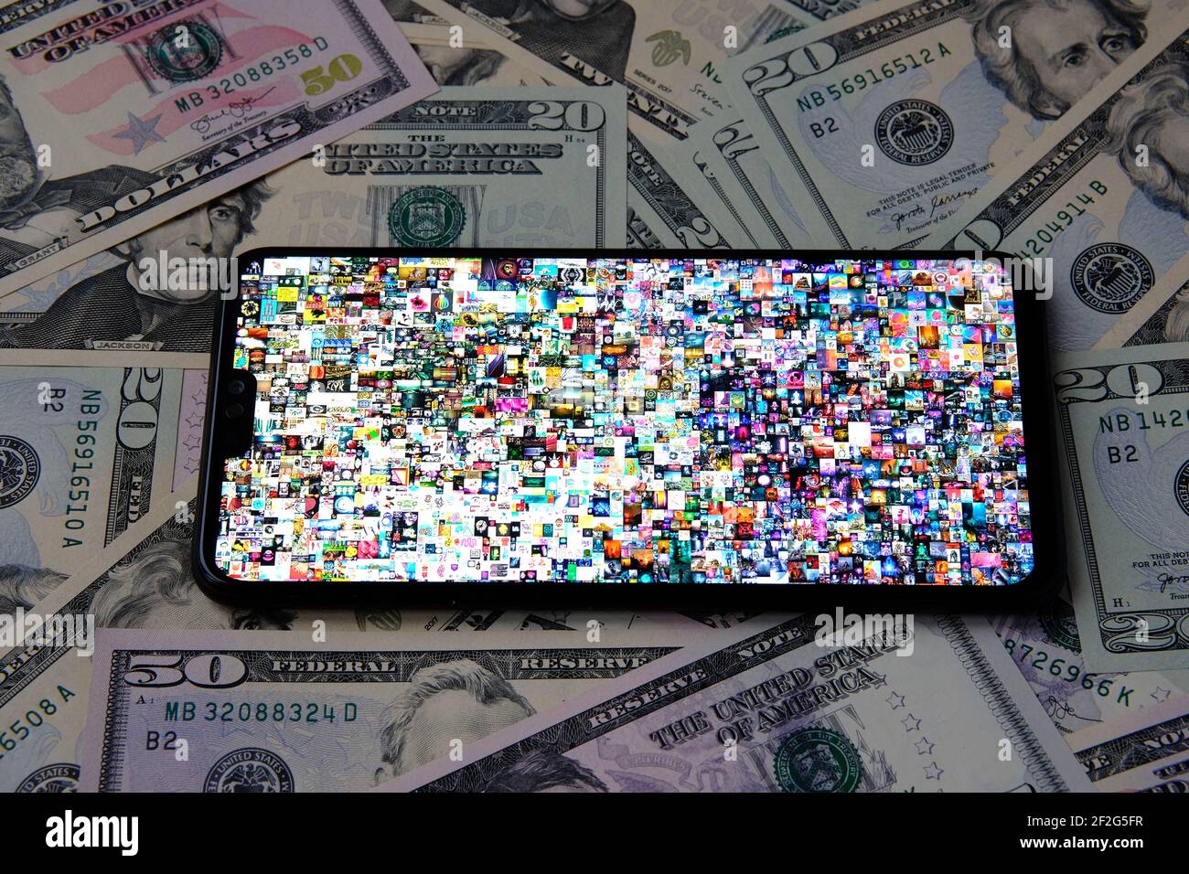 Smartphone mit Beeple "EVERYDAYS: DIE ERSTEN 5000 TAGE" Collage Kunst mit NFT Token auf dem Bildschirm auf den Dollar platziert zu sehen unterzeichnet. Konzept. Stafffor Stockfoto